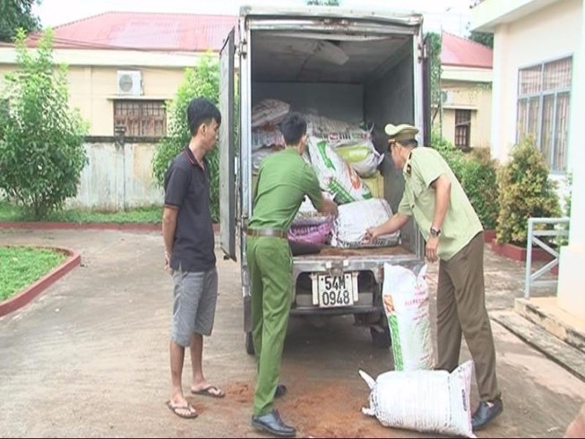 Bắt giữ đối tượng vận chuyển 5.000 gói thuốc lá lậu