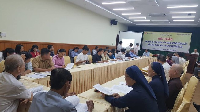 Trẻ em trong chùa có bắt buộc cạo đầu, ăn chay?
