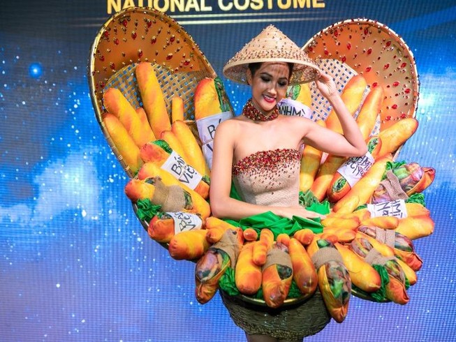 Tranh cãi quanh bộ trang phục bánh mì của H'Hen Niê