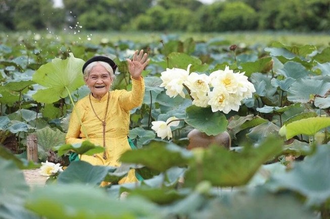 Bà ngoại 'gần 90 nồi bánh chưng' gây bão mạng vì... siêu cute