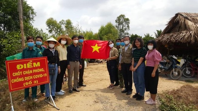 Bộ đội lên rừng căng bạt lập chốt chống dịch
