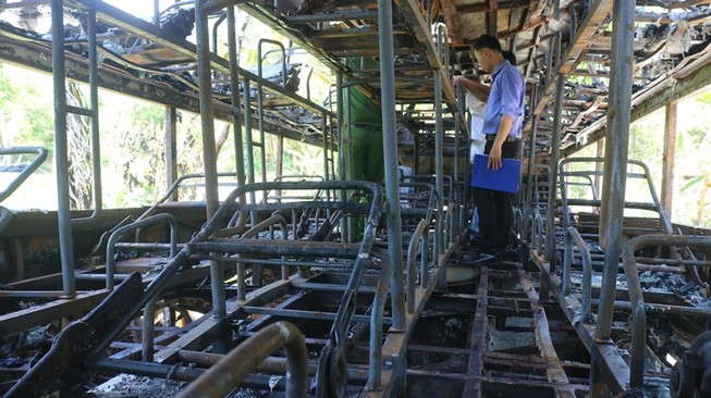 Xe khách tiền tỉ mới lần đầu mở tuyến đã cháy trơ khung
