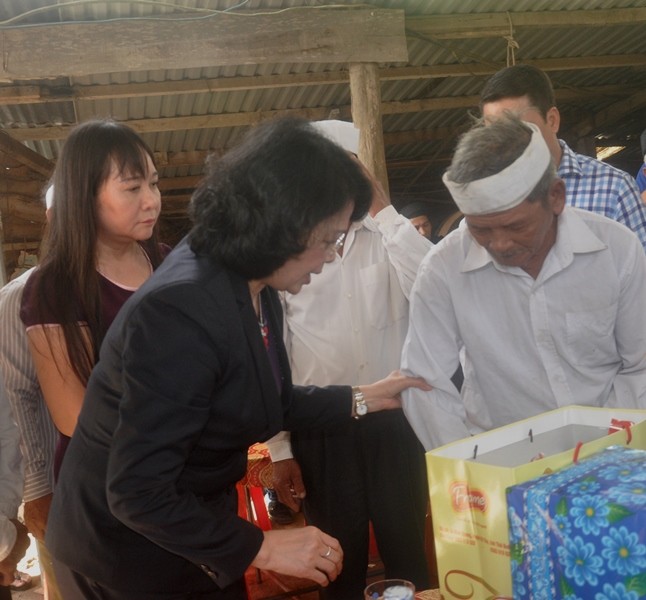 Phó chủ tịch nước thăm, tặng quà đồng bào vùng lũ