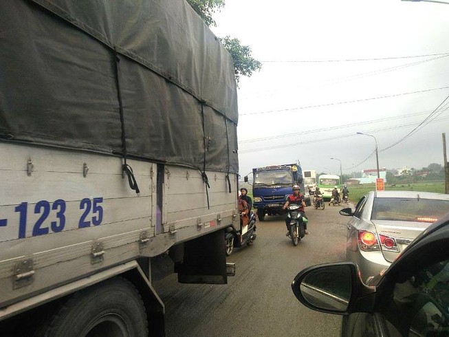Lên xuống cao tốc, xe mắc kẹt liên tục trên QL 40B