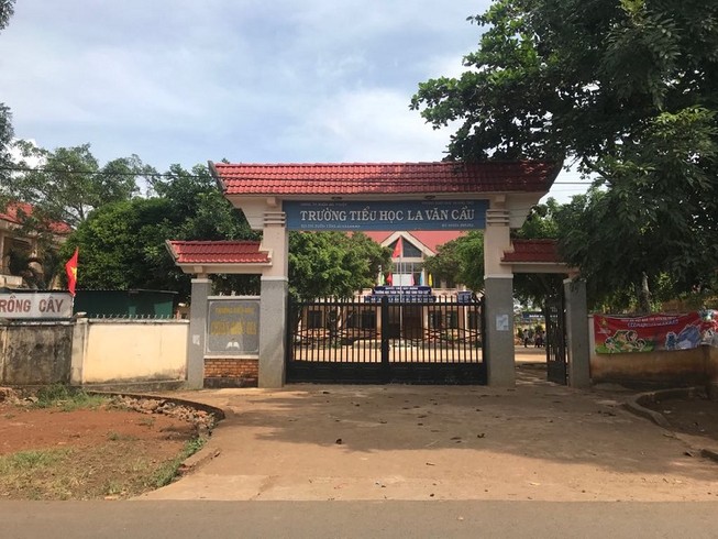 Hiệu trưởng tự ý chia đều học bổng của HS nghèo cho cả trường