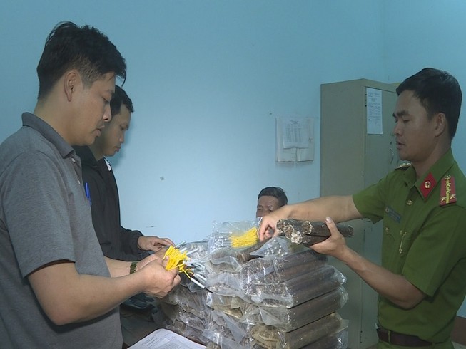 Tạm giữ người đàn ông mang thuốc nổ và kíp nổ đi bán