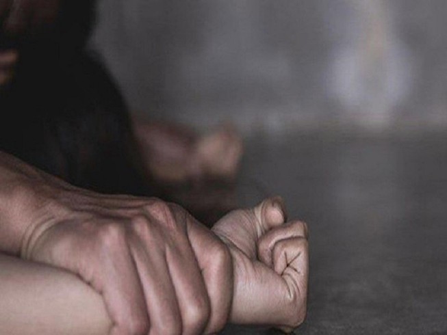 Bé gái 15 tuổi cắn vào người kẻ hiếp dâm để thoát thân