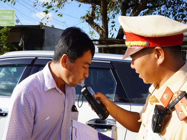 Tây Nguyên: Hàng trăm người bị phạt, tạm giữ xe vì nồng độ cồn