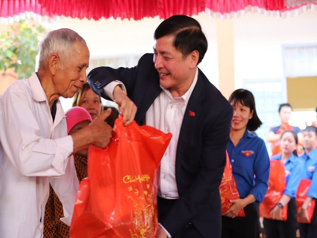 Bí thư Đắk Lắk thăm, chúc tết bệnh nhân nghèo