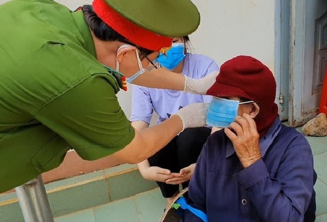 Hàng trăm bao gạo và nhu yếu phẩm đến tay người nghèo