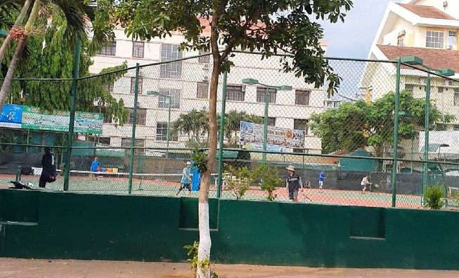Đắk Lắk: Quảng trường, sân tenis… vẫn đông người