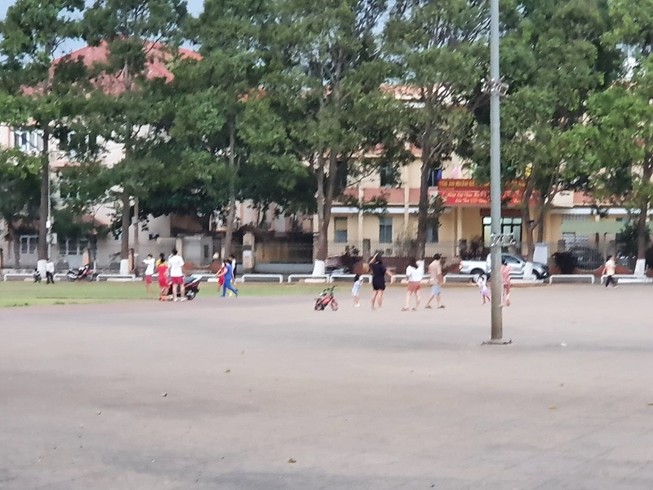Dừng tụ tập ở quảng trường, hoa viên... để chống COVID-19