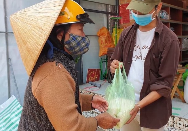 Xúc động cụ bà gần 70 tuổi đến ‘ATM gạo’ để góp 2 kg gạo