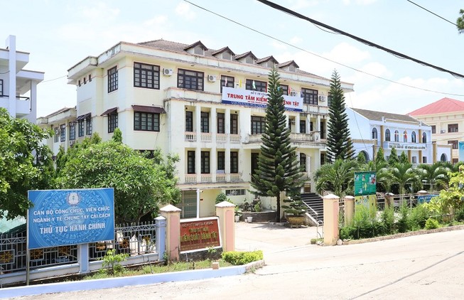 Giám đốc Sở Y tế ưu ái con trai chưa có bằng đại học