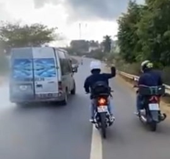Xác minh clip nhóm phượt liên tiếp ném đá xe khách
