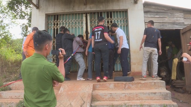 Giải cứu hai cháu bé bị cha mẹ tâm thần nhốt trong nhà
