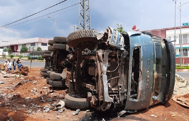 Lật xe đầu kéo, 2 người thoát chết hi hữu