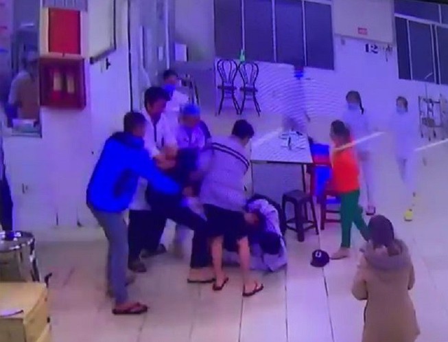 Khởi tố hai cha con đánh người tại Bệnh viện Đa khoa Lâm Đồng
