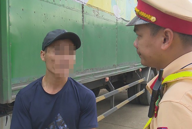 Tài xế xe thư báo khai dùng ma túy đá để 'đỡ buồn ngủ'