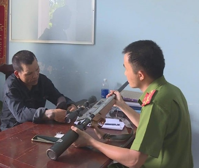 Cảnh sát vây bắt người cầm súng có biểu hiện bất thường