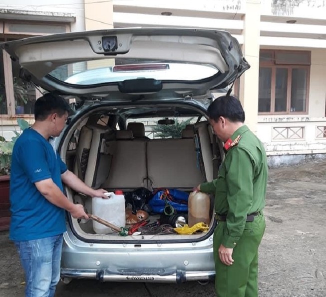 Đi trộm chó bằng ô tô