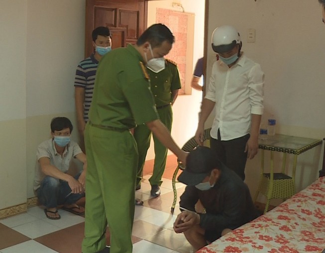 19 người thuê nhà nghỉ chơi xóc dĩa giữa dịch COVID-19