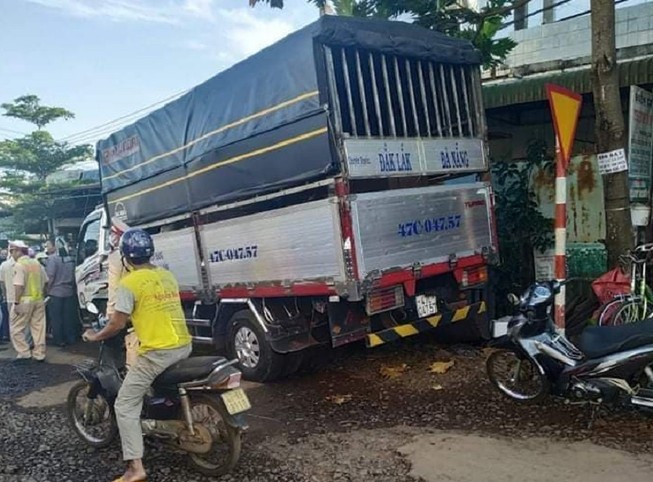 Bị xe tải tông tử vong khi chờ đèn đỏ