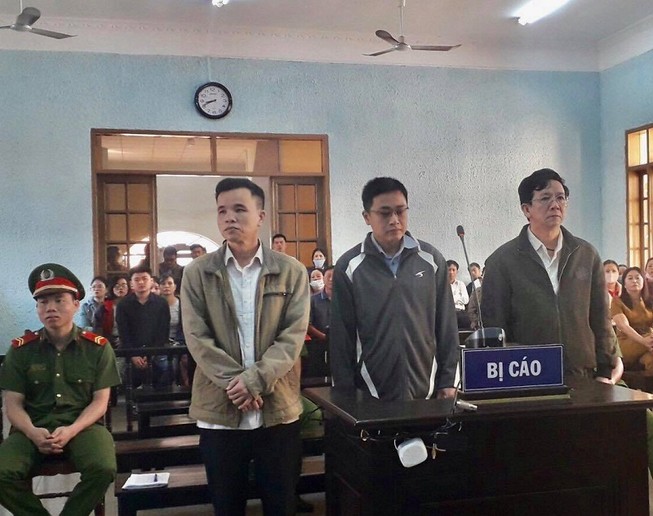 Cựu chủ tịch huyện hầu tòa vì tham ô tài sản