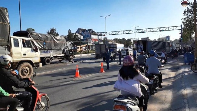 Lại xảy ra tai nạn khi dừng đèn đỏ, 6 người bị thương