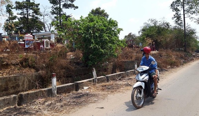 Thi thể người đàn ông đang phân hủy tại nghĩa trang