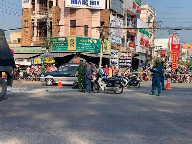 Tránh xe máy, ô tô ben tông tử vong người bán gà ở Bình Dương