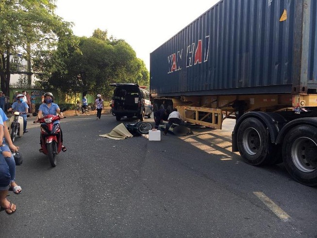 Một tài xế chết thảm dưới bánh container ở Bình Dương