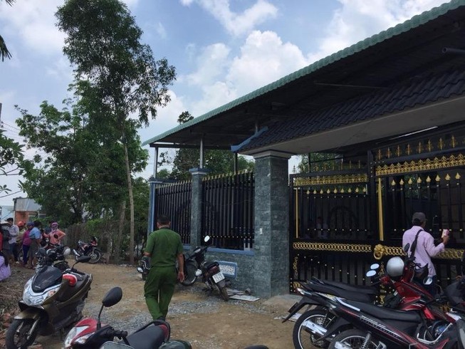 Chồng đổ xăng lên người và vợ rồi châm lửa
