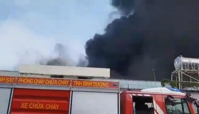 Công nhân chạy thoát thân trong đám cháy lớn tại Bình Dương