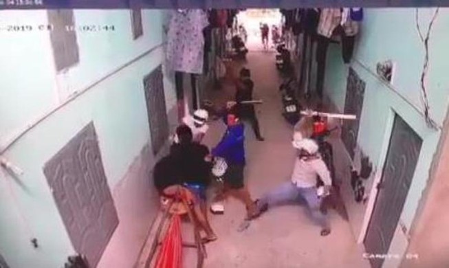 Camera ghi cảnh nhóm thanh niên vây chém người ở Bình Dương