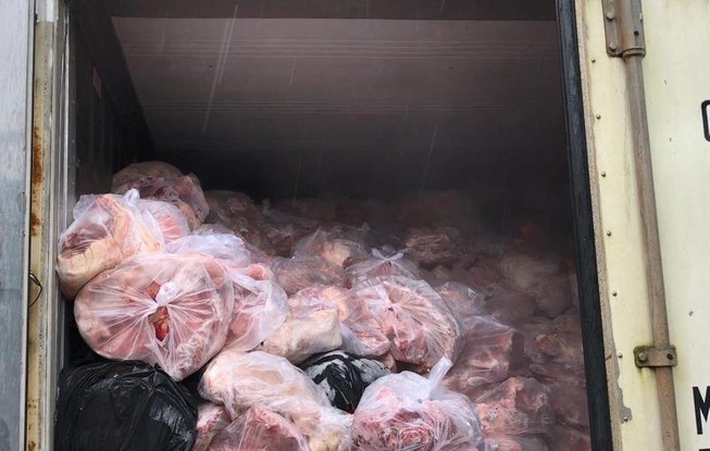 3 container chứa 50 tấn xương, thịt heo thối ở Bình Dương