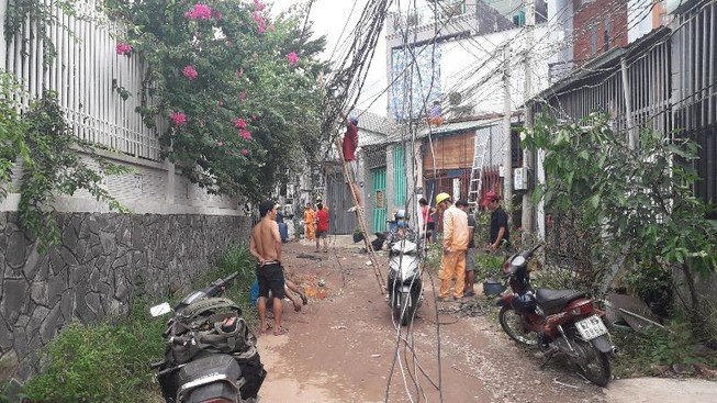 Ô tô làm đổ bốn cột điện, nhiều người ra gom dây điện về nhà