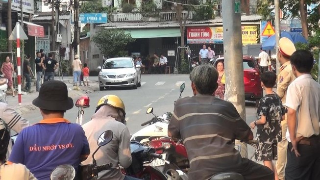 Khám ngôi nhà nghi có liên quan vụ nổ tại Cục Thuế Bình Dương