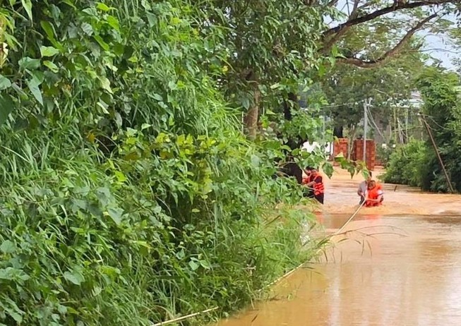 Lũ tràn về TP Đồng Xoài, hàng trăm hộ dân phải sơ tán