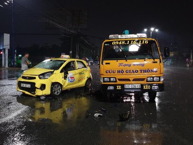 Ô tô cứu hộ đang dừng vì tai nạn thì taxi tông vào
