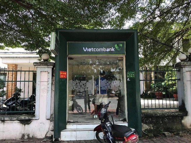 Cô gái bị cướp khi đang rút tiền tại trụ ATM