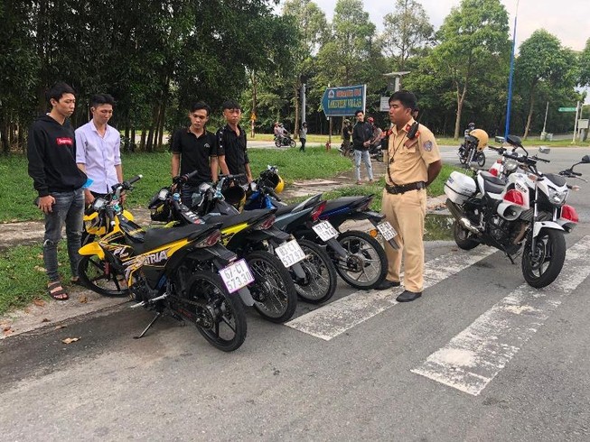 Bình Dương: Hàng chục quái xế chạy xe đánh võng bị vây bắt
