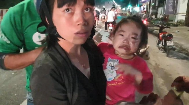 Người dân Bình Dương ngã 'sấp mặt' vì nhớt đổ trên đường