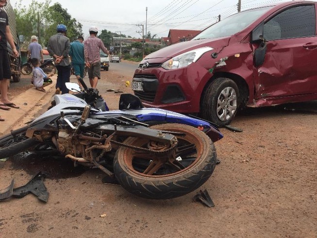 Trong túi 2 thanh niên bị tai nạn có nhiều đoản khóa, bình xịt