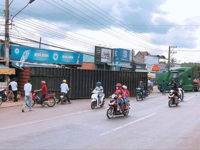 Thùng container rơi xuống đường làm 3 người thương vong