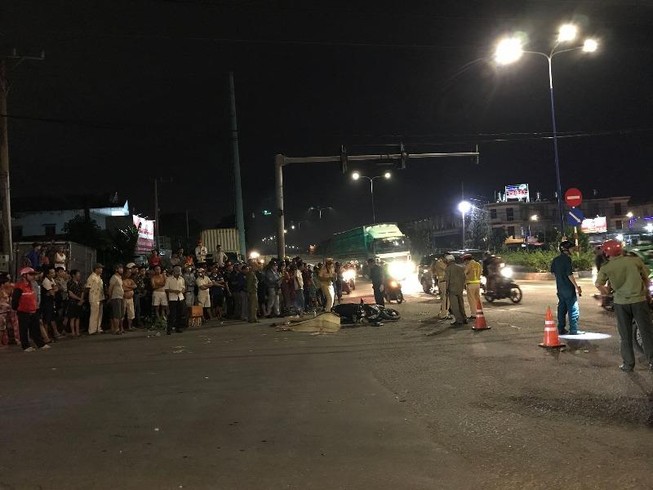 Người cha tử vong vì cứu con gái dưới bánh conatiner