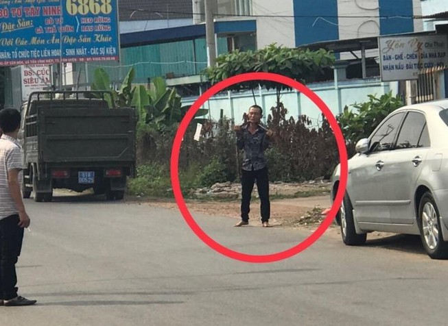 Nam thanh niên cầm dao kề vào cổ... mình la hét