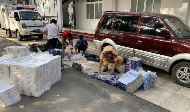 Bắt hơn 1.500 cây thuốc lá nhập lậu trên 2 ô tô ở Bình Dương