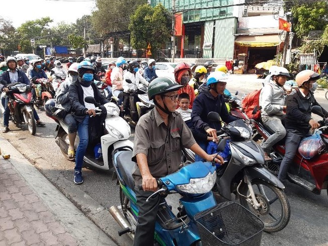 Người lao động nối đuôi nhau về Bình Dương làm việc sau tết