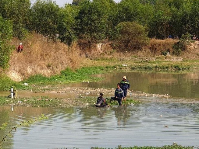 Bình Dương: Hai bé gái rơi xuống hồ nước chết thương tâm